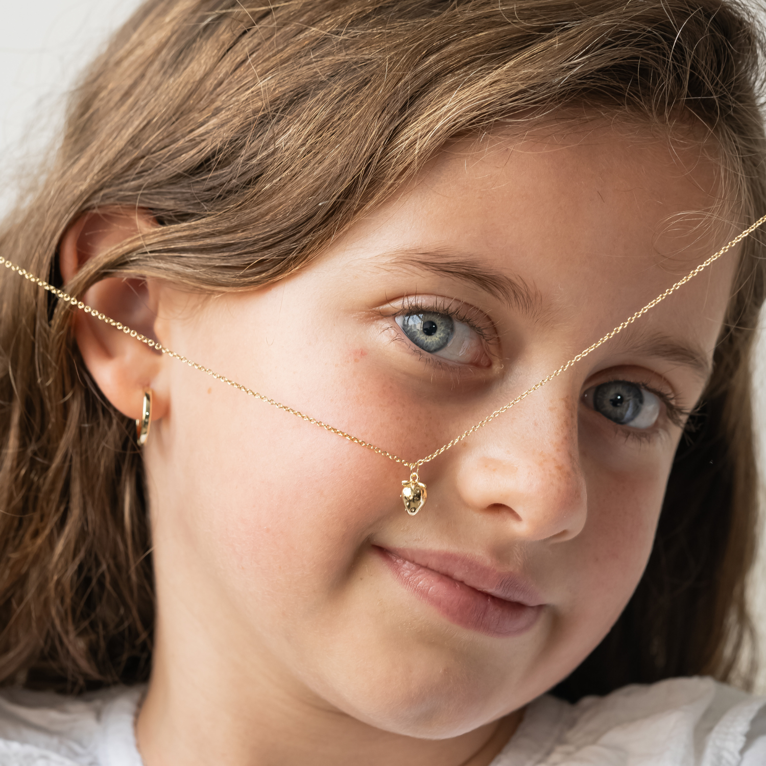 COLLAR DE NIÑA FRUTILLA PLATA