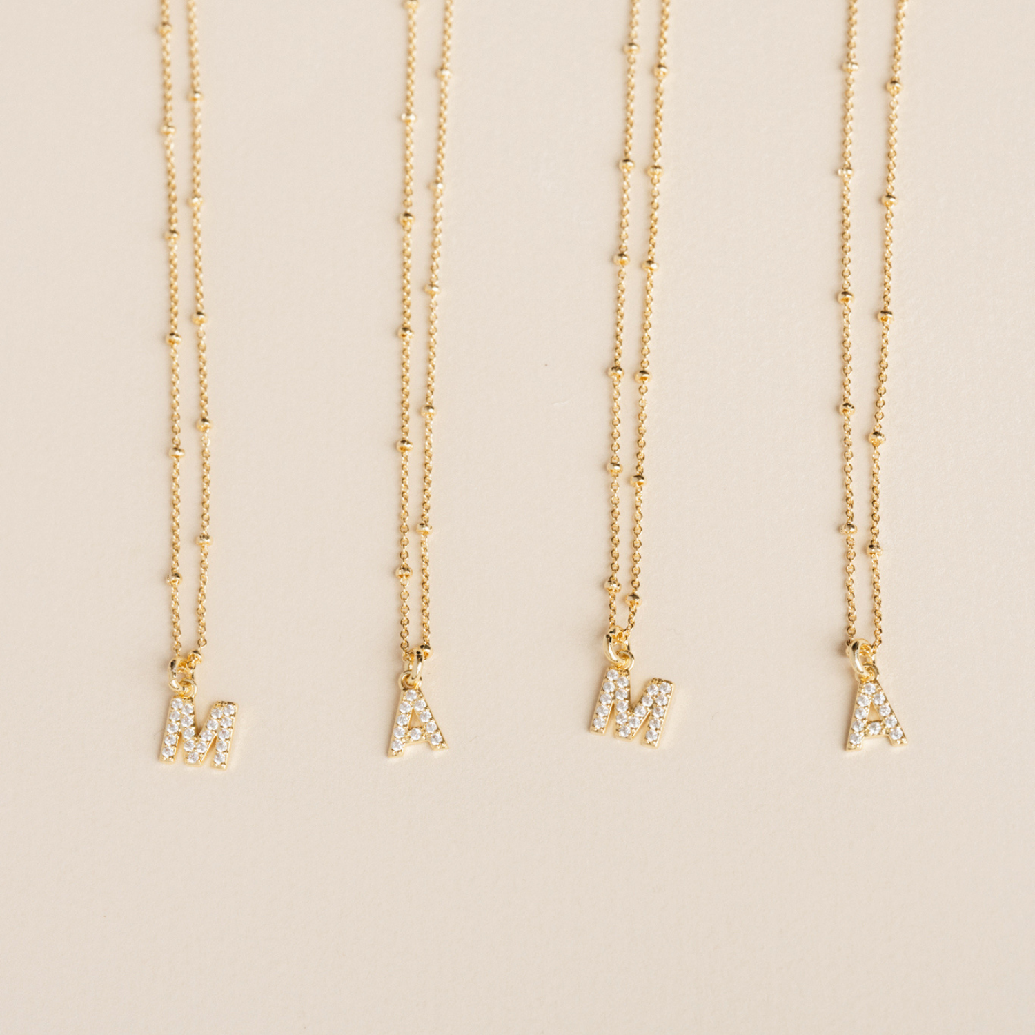 CHARM LETRA A BAÑO DE ORO