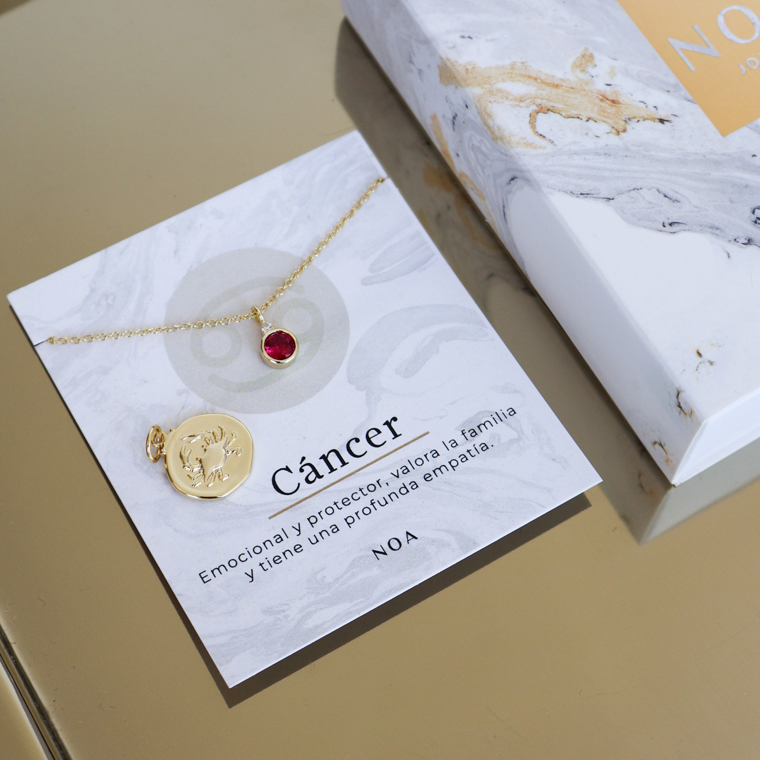 COLLAR TAURO Y PIEDRA BAÑO DE ORO