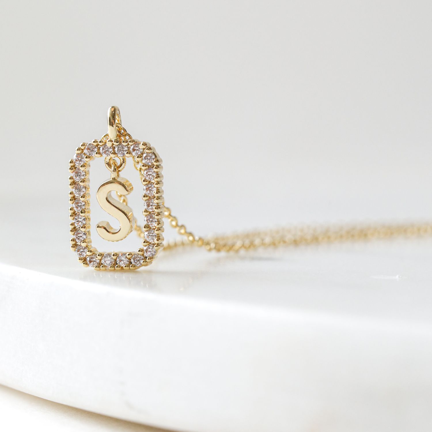 COLLAR INICIAL W BAÑO DE ORO