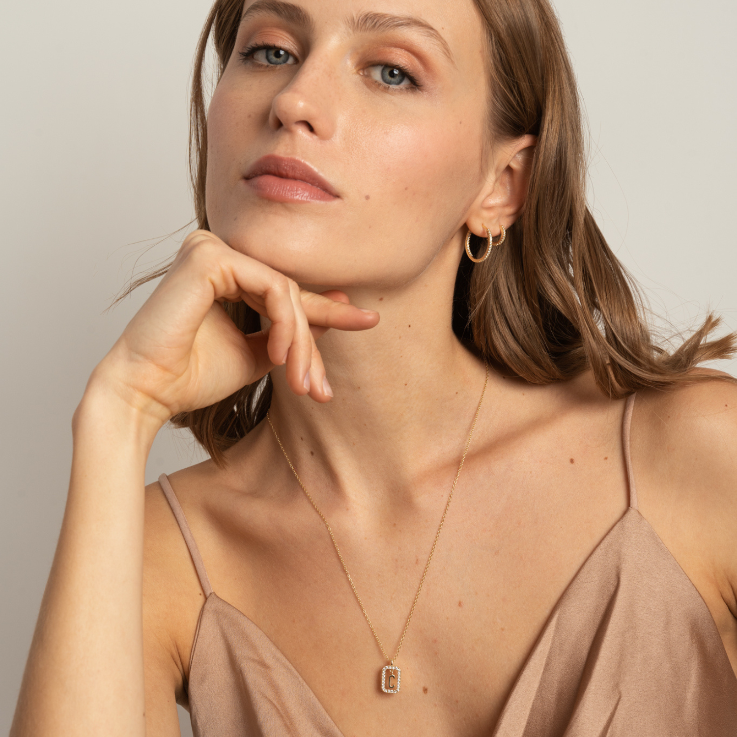 COLLAR INICIAL W BAÑO DE ORO