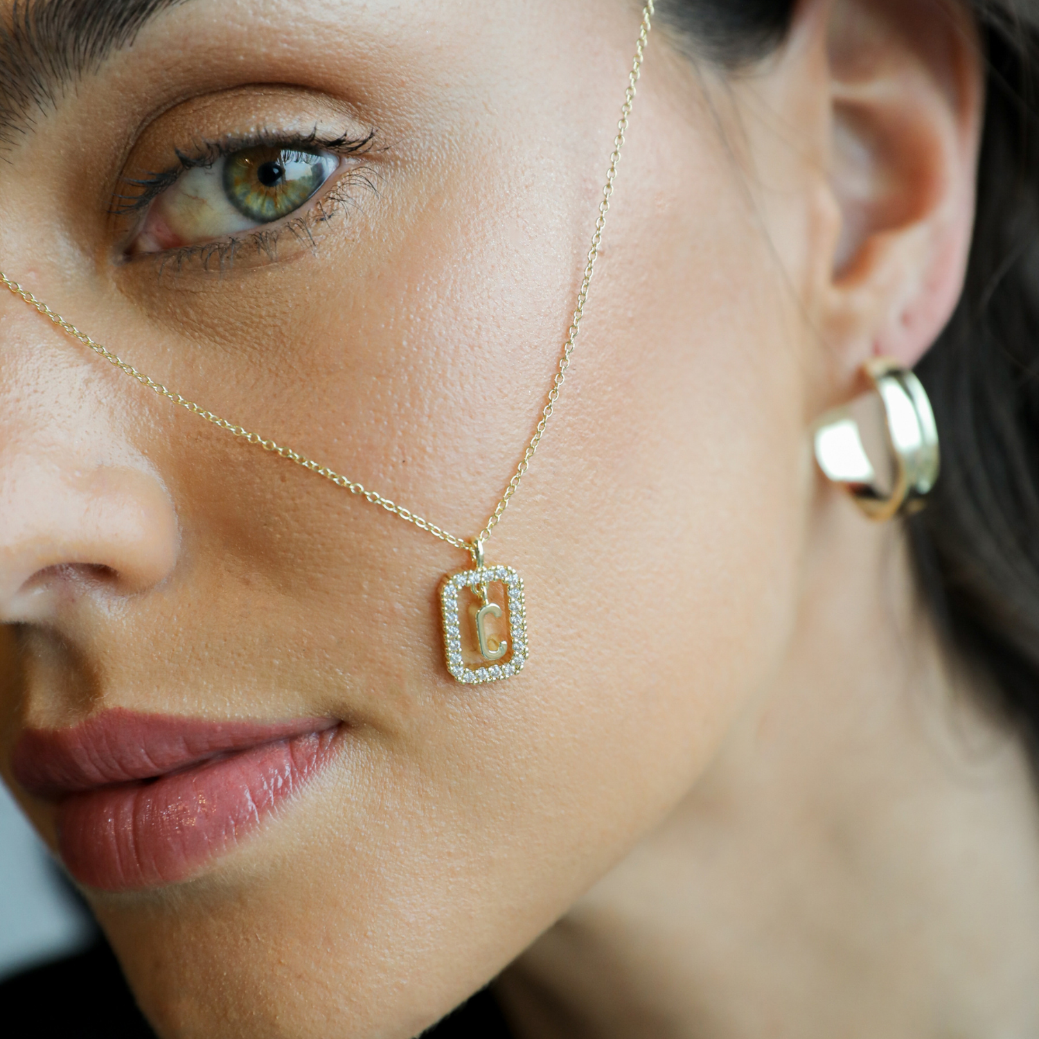 COLLAR INICIAL T BAÑO DE ORO