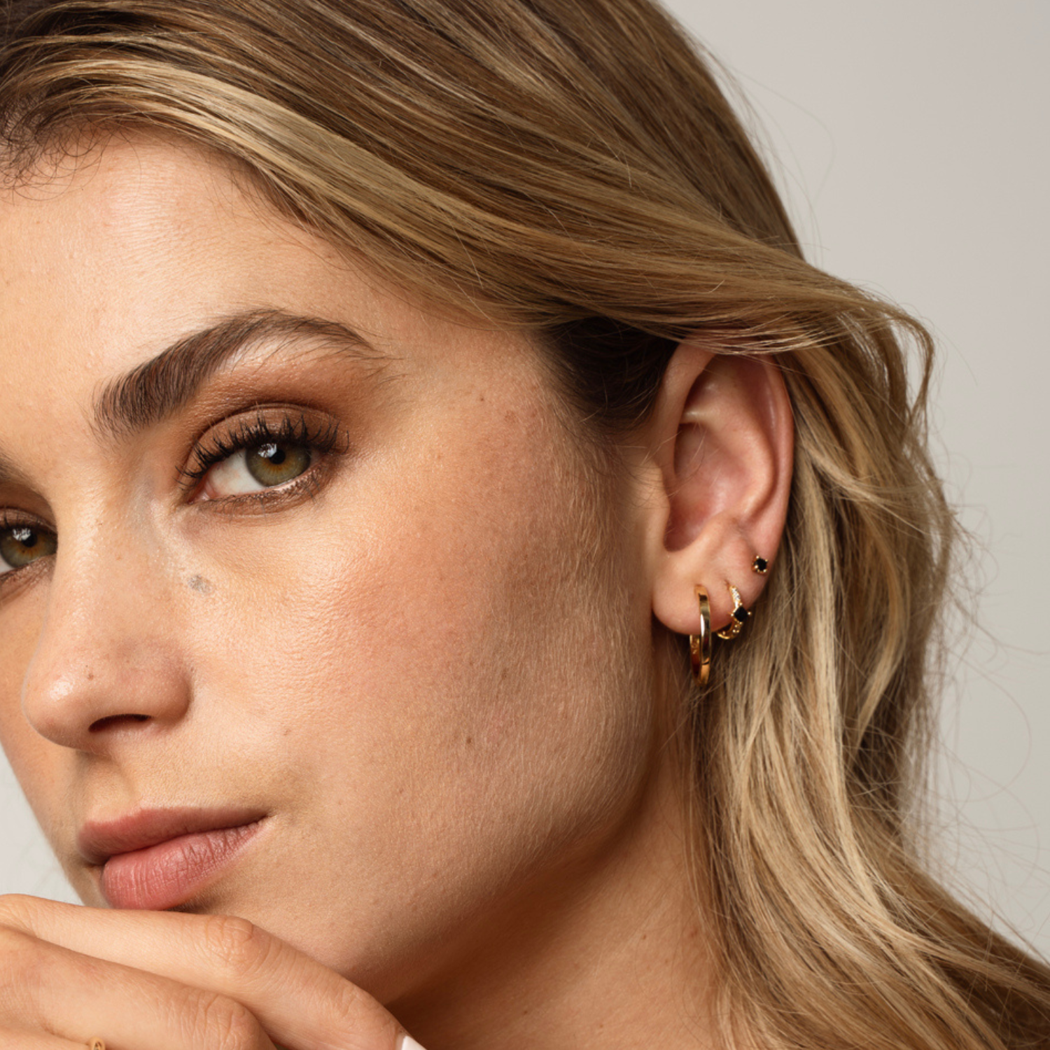 PIERCING PUNTO DE LUZ BLACK BAÑO DE ORO