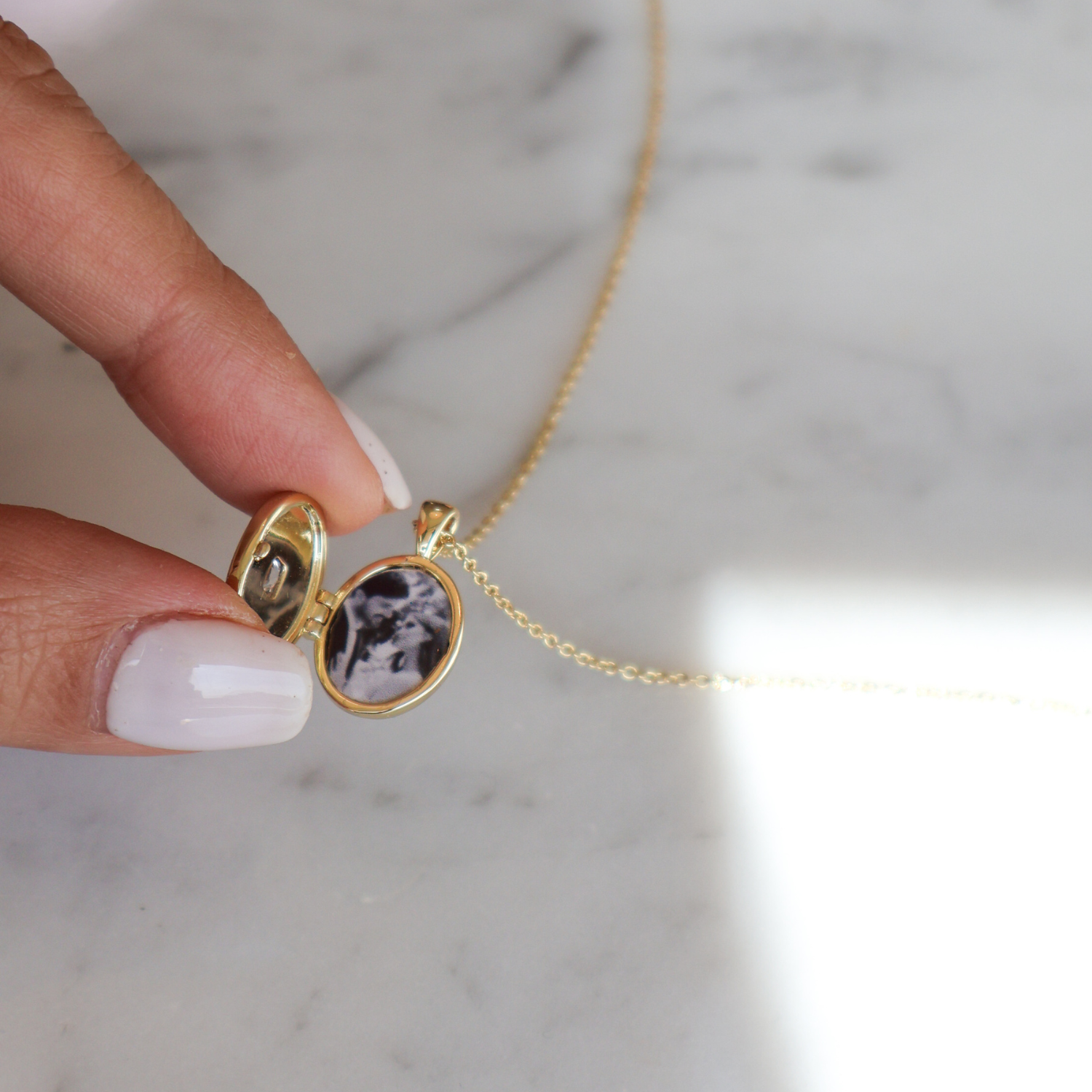 COLLAR RELICARIO LYRA BAÑO DE ORO