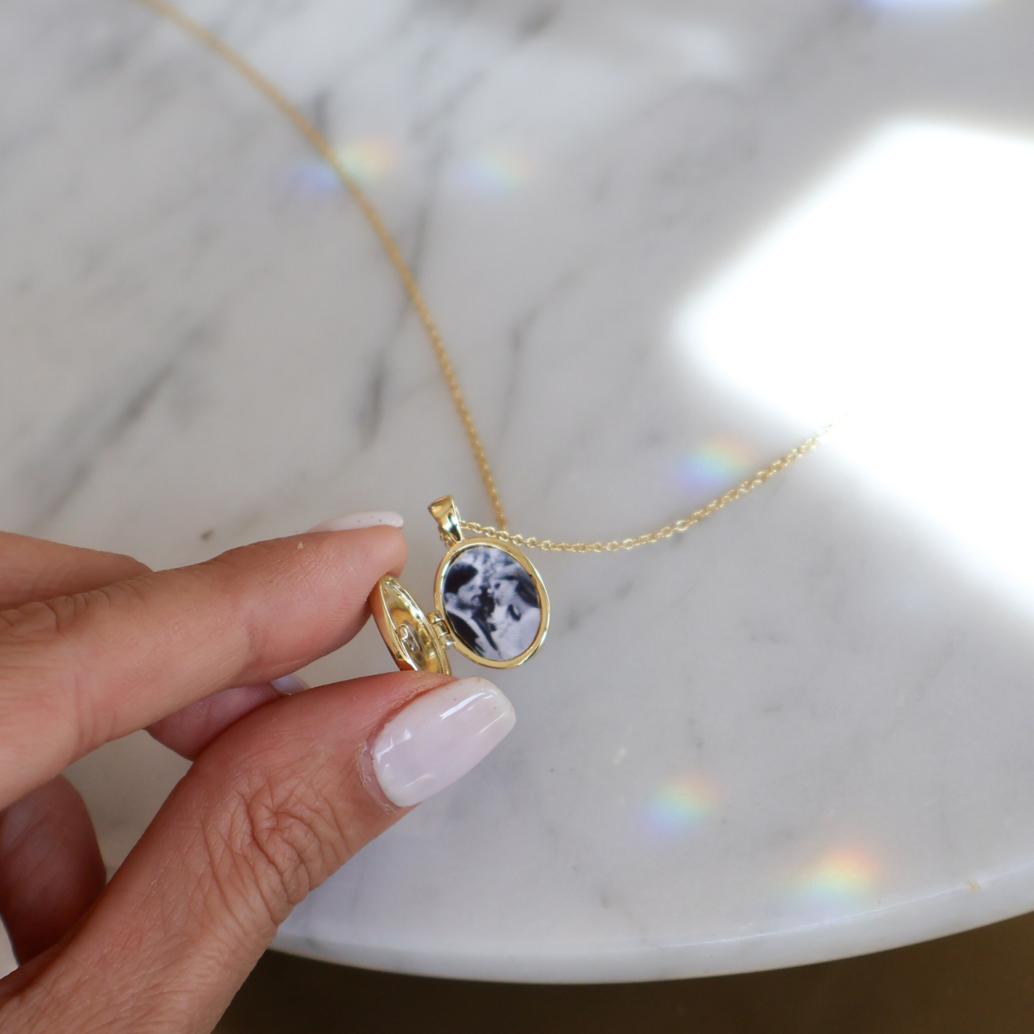 COLLAR RELICARIO LYRA BAÑO DE ORO