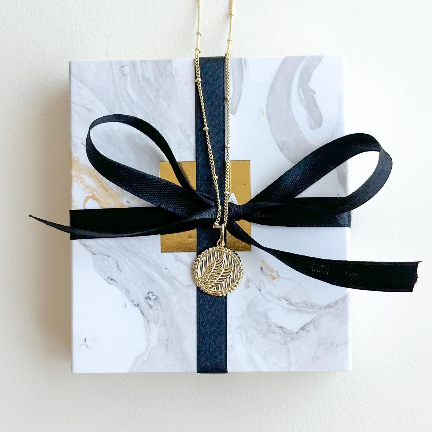 CHARM ALAS BAÑO DE ORO