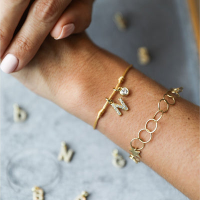 PULSERA ENCANTO HILO DORADO BAÑO DE ORO