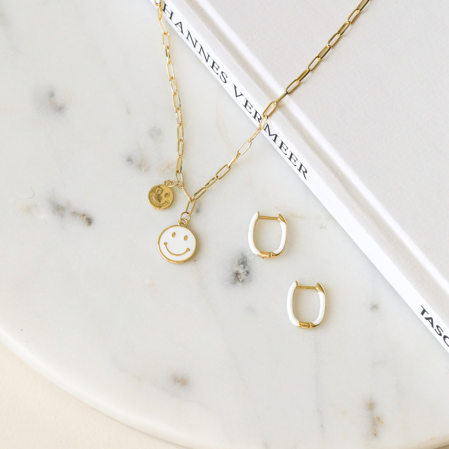 COLLAR SMILEY WHITE BAÑO DE ORO