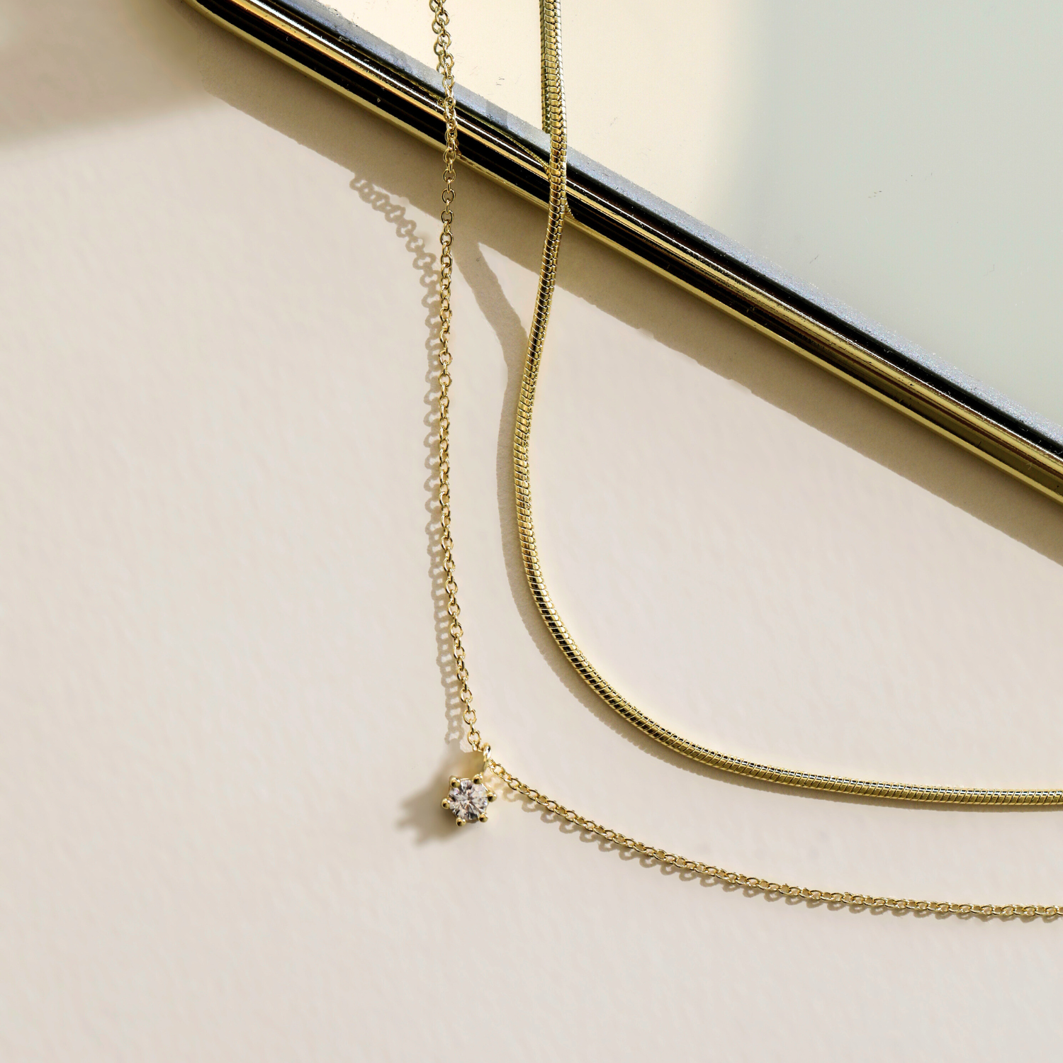 COLLAR KAT WHITE BAÑO DE ORO