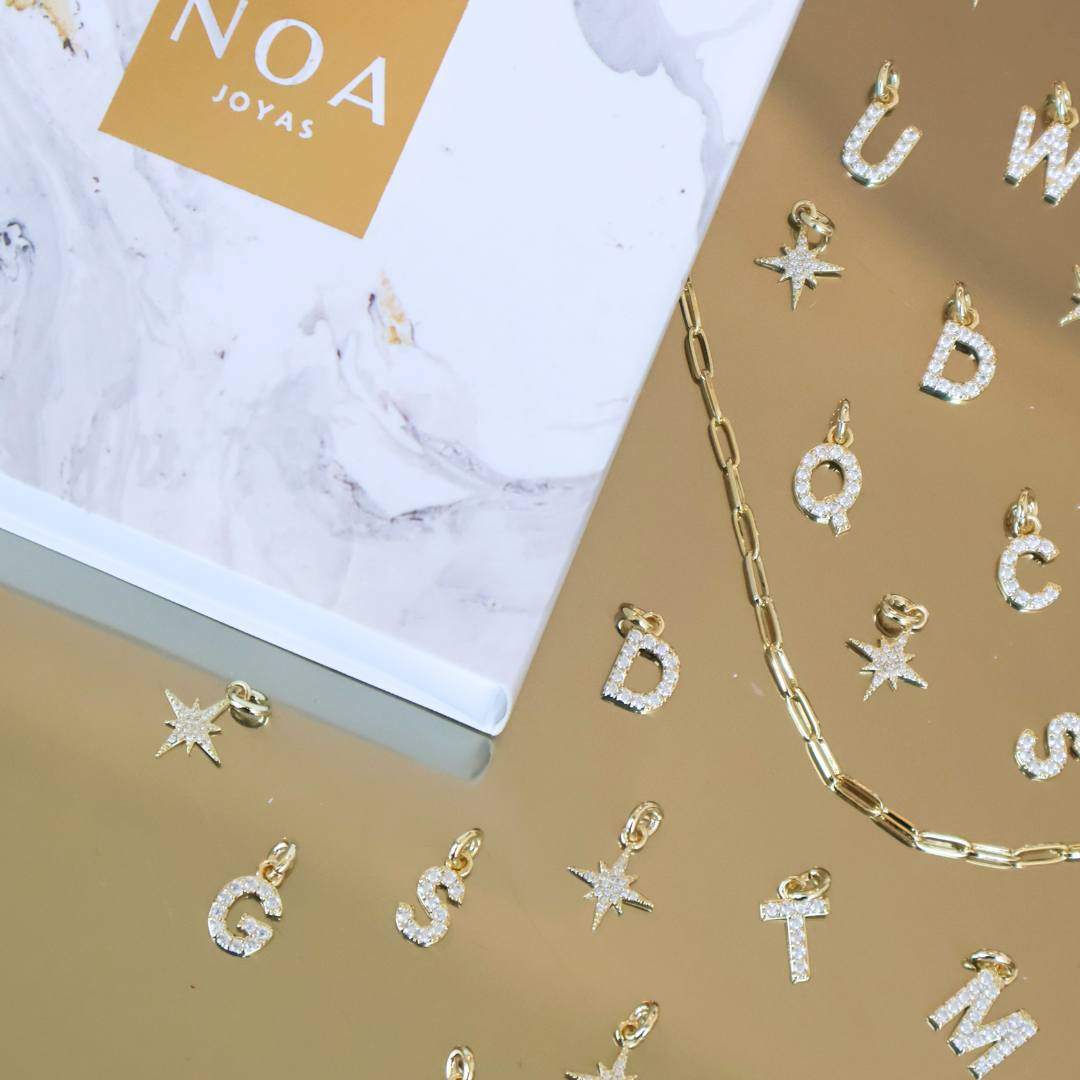 CHARM LETRA W BAÑO DE ORO