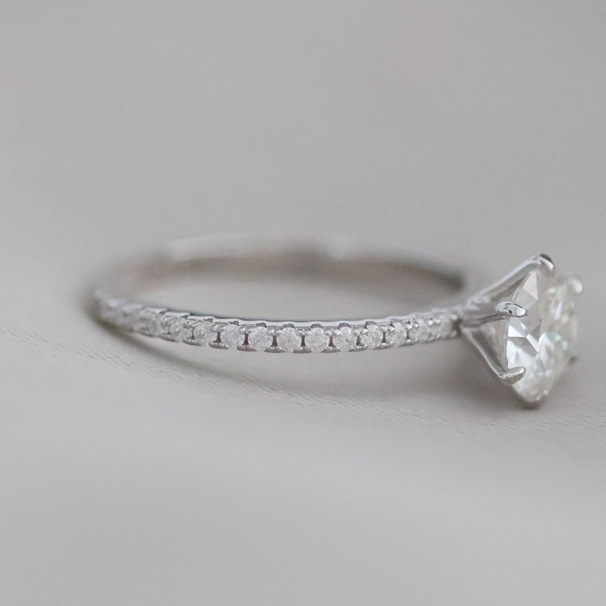 SOLITARIO PAVÉ EN V