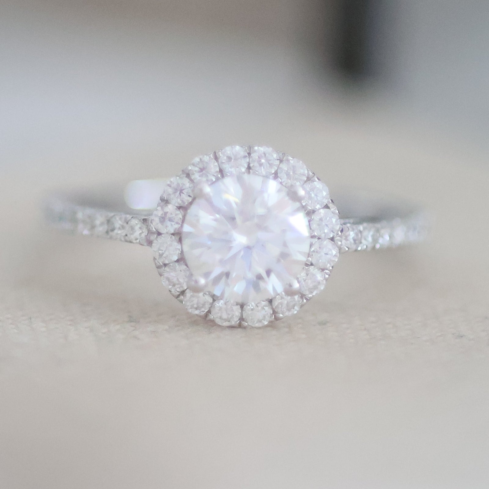 SOLITARIO HALO CON PAVÉ