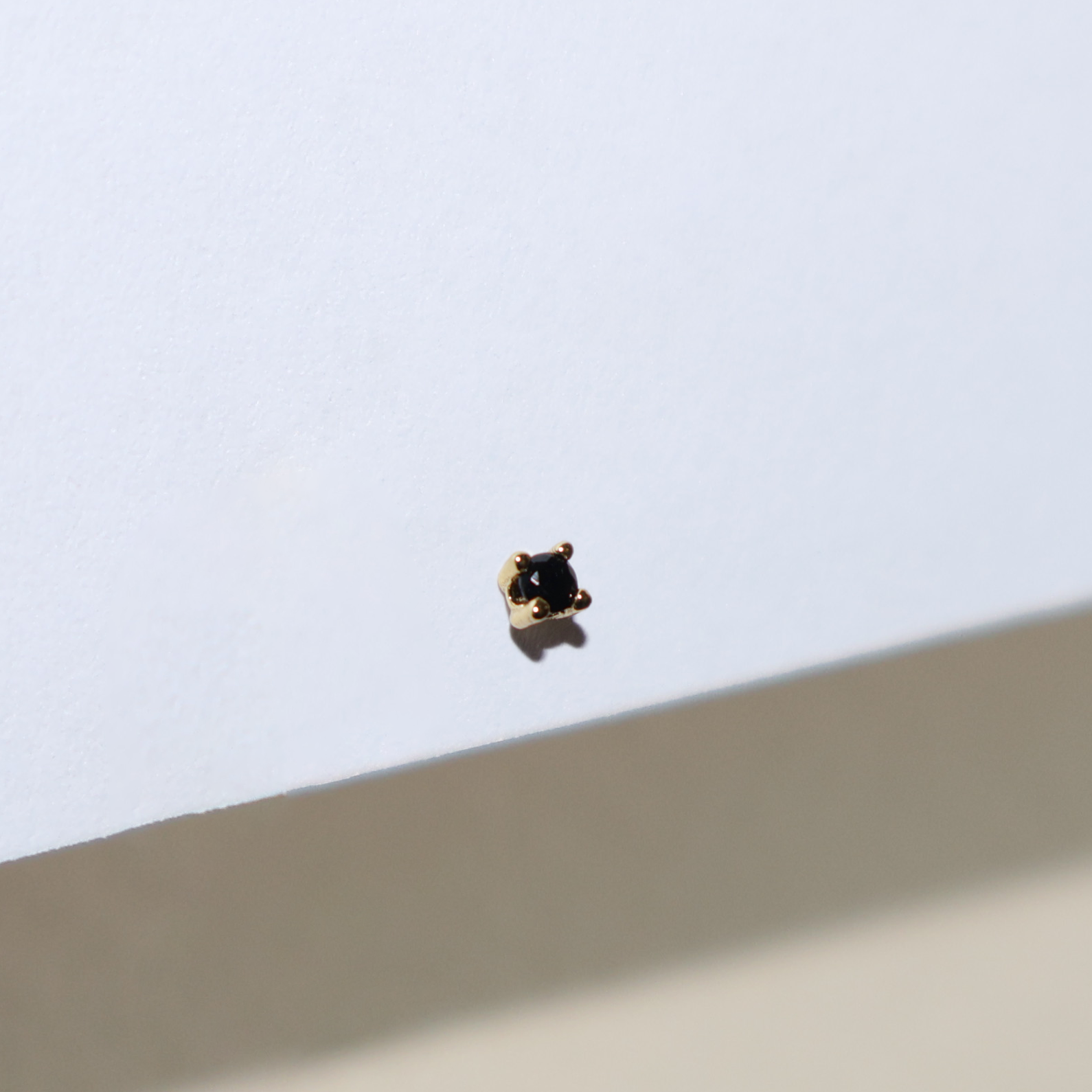 PIERCING PUNTO DE LUZ BLACK BAÑO DE ORO