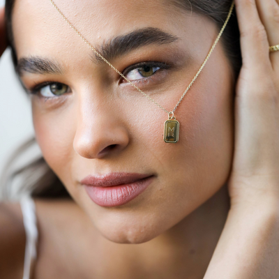 COLLAR MEDALLÓN RECTANGULAR BAÑO DE ORO