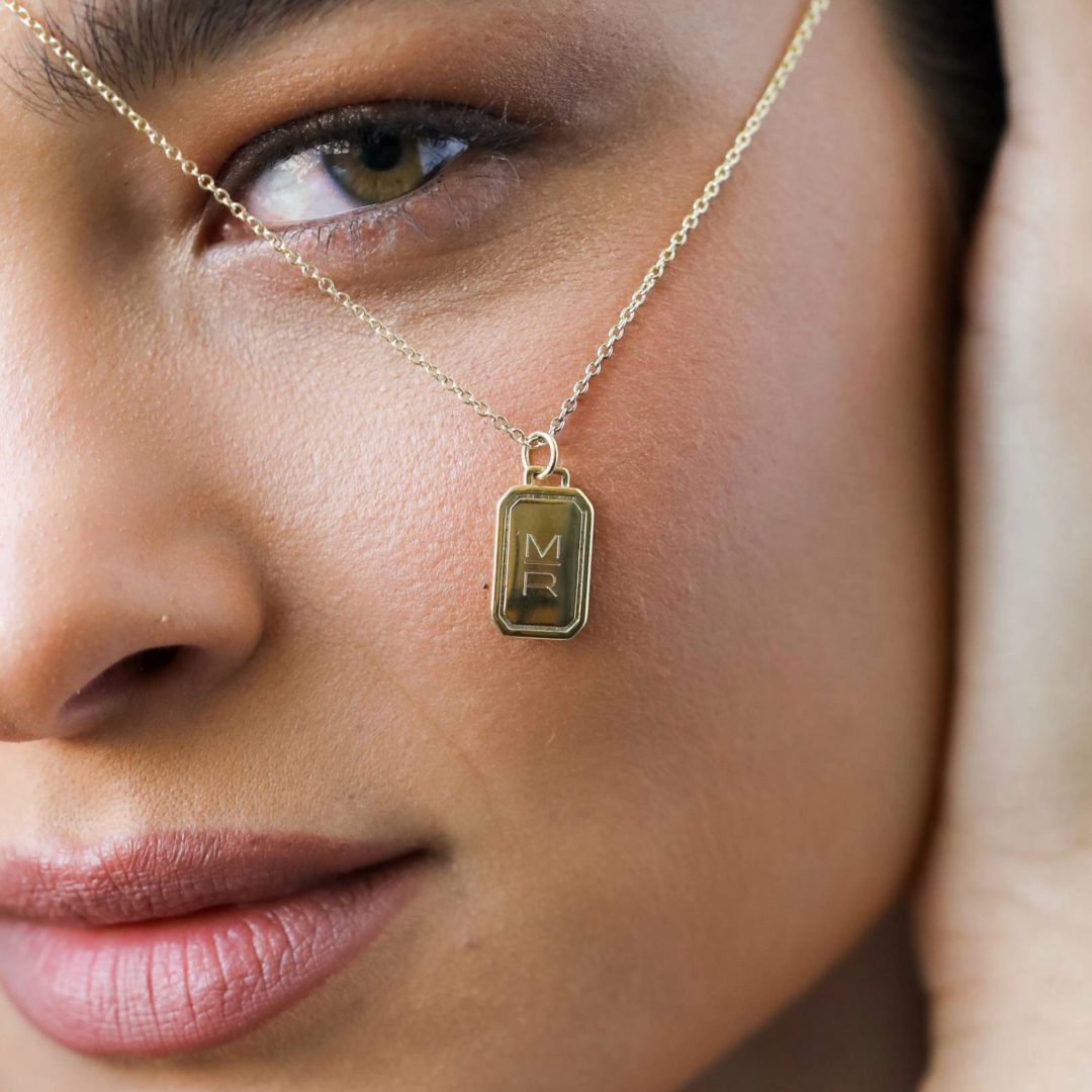 COLLAR MEDALLÓN RECTANGULAR BAÑO DE ORO