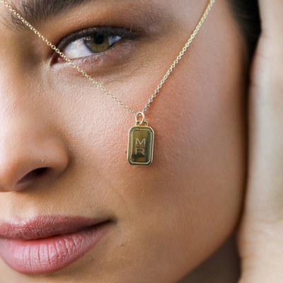 COLLAR MEDALLÓN RECTANGULAR BAÑO DE ORO