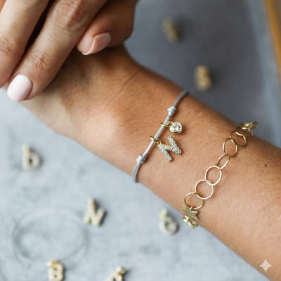 PULSERA ENCANTO HILO PLATEADO BAÑO DE ORO