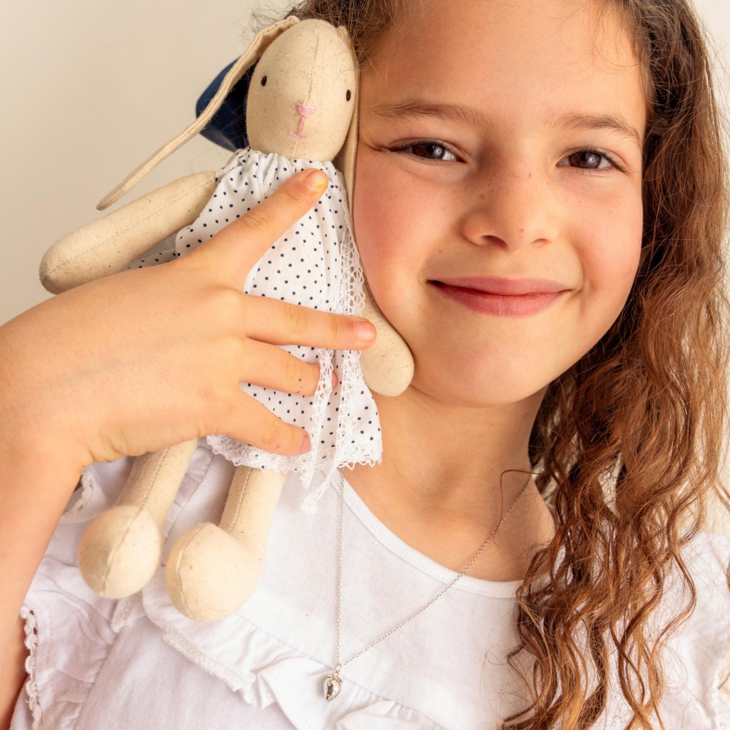 COLLAR DE NIÑA FRUTILLA PLATA