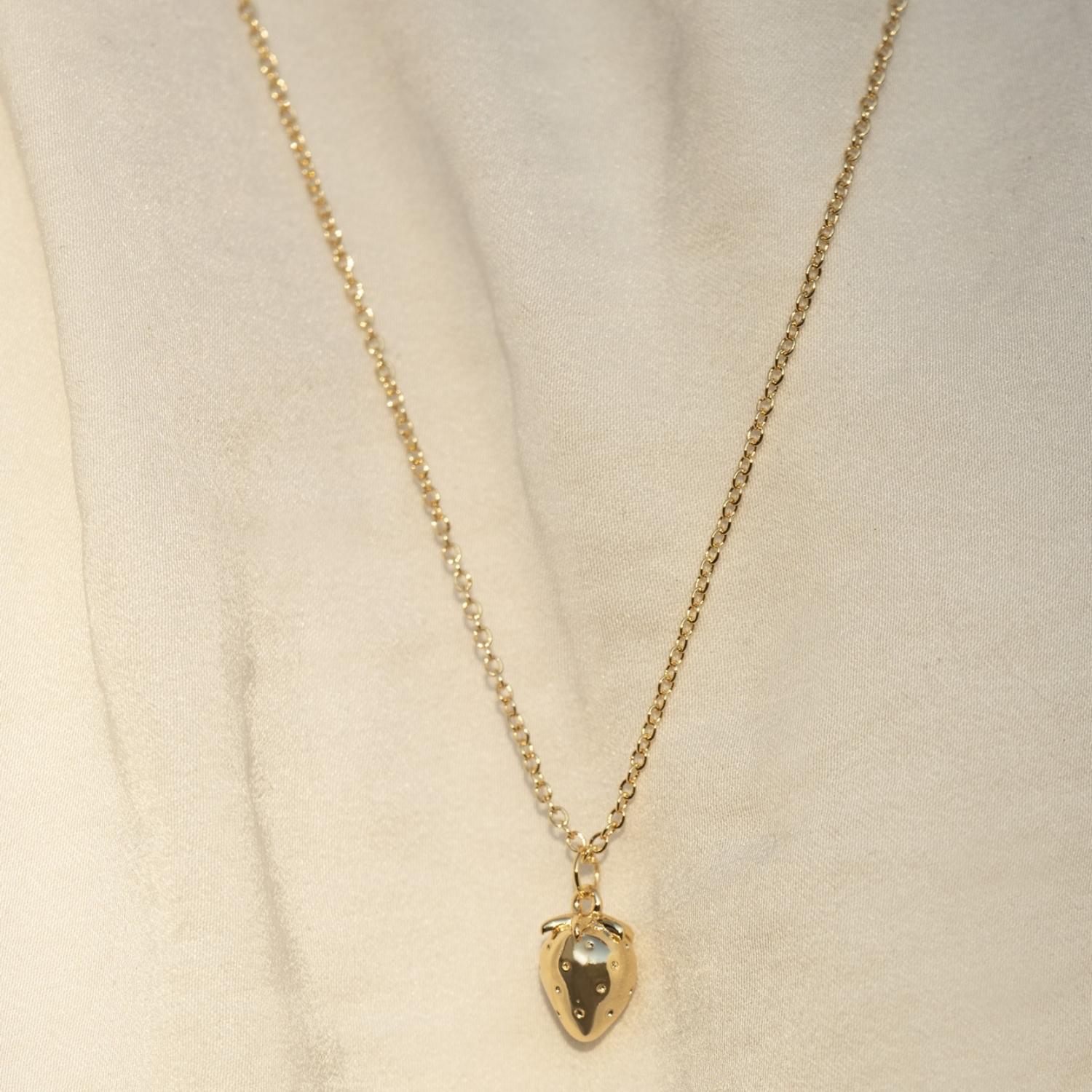 COLLAR DE NIÑA FRUTILLA BAÑO DE ORO