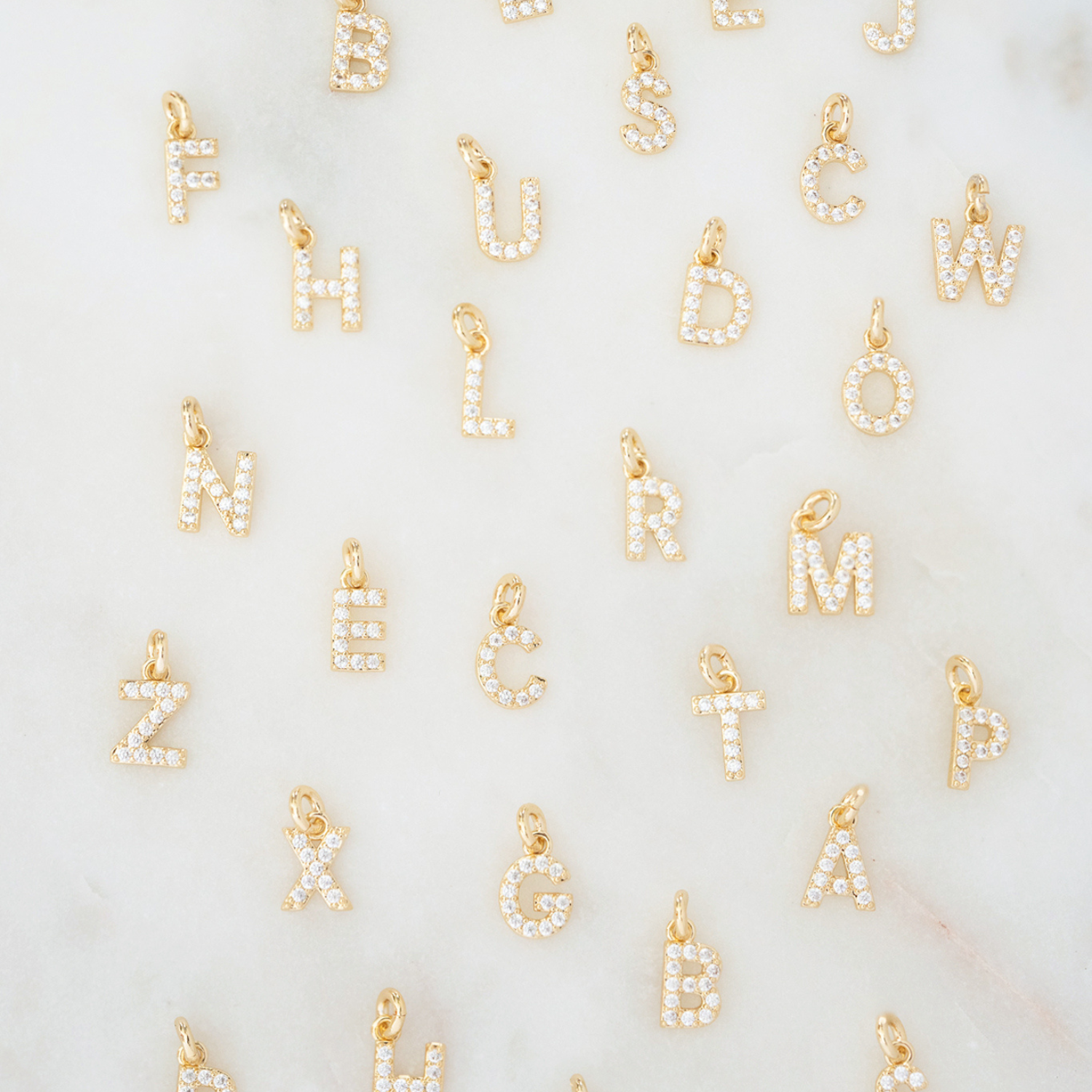 CHARM LETRA Q BAÑO DE ORO