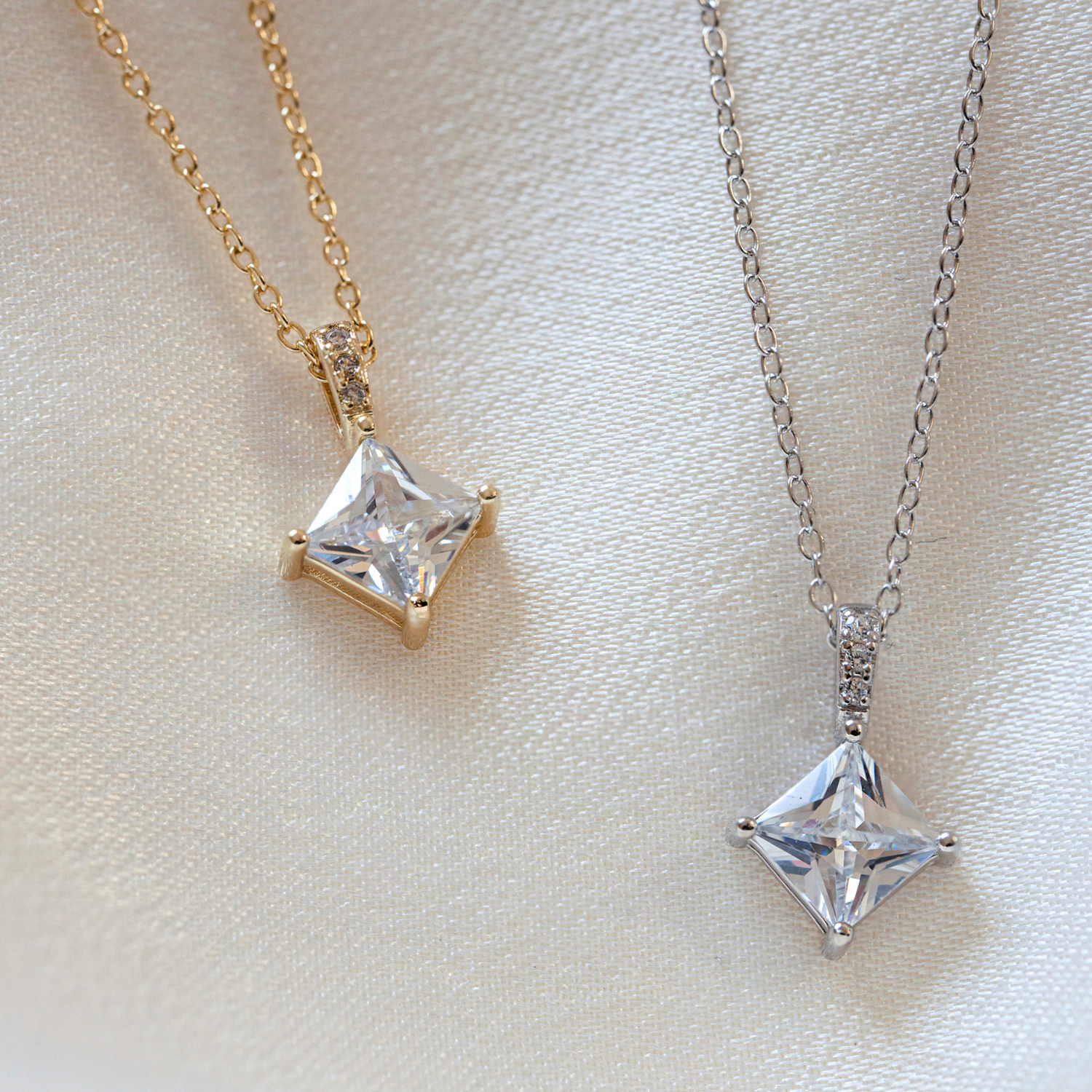 COLLAR ASH BAÑO DE ORO