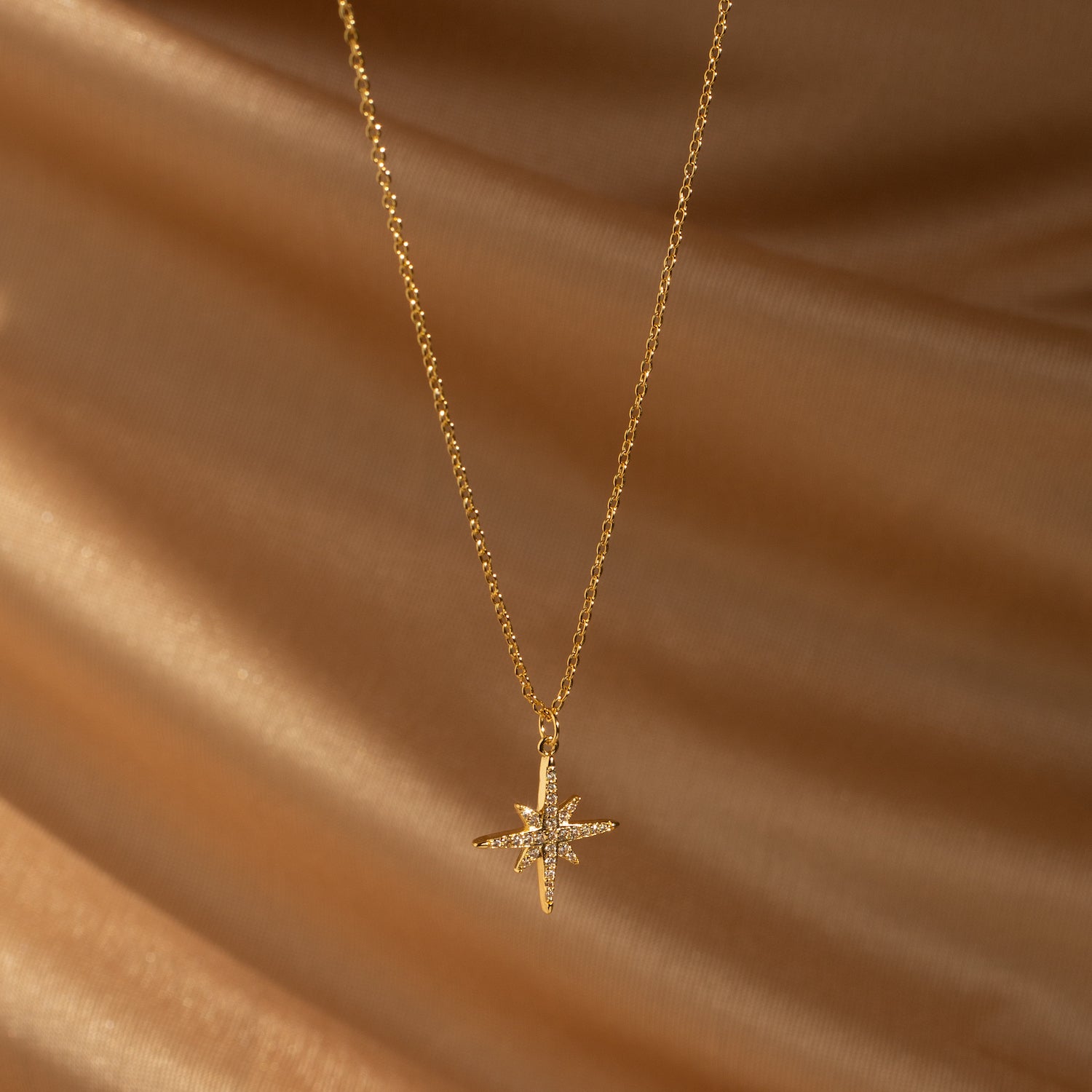 COLLAR ESTRELLA MADI BAÑO DE ORO