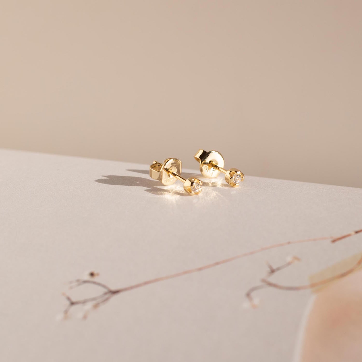 PIERCING PUNTO DE LUZ BAÑO DE ORO