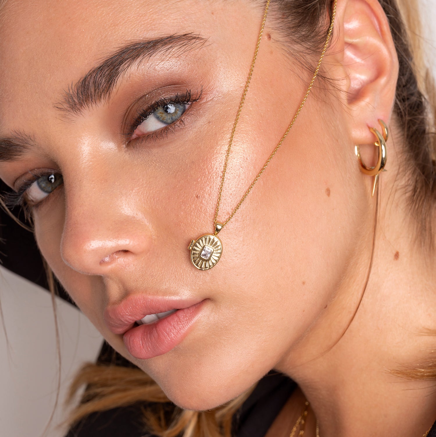 COLLAR RELICARIO LYRA BAÑO DE ORO