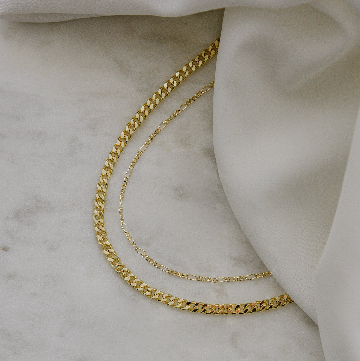 COLLAR NOIR BAÑO DE ORO