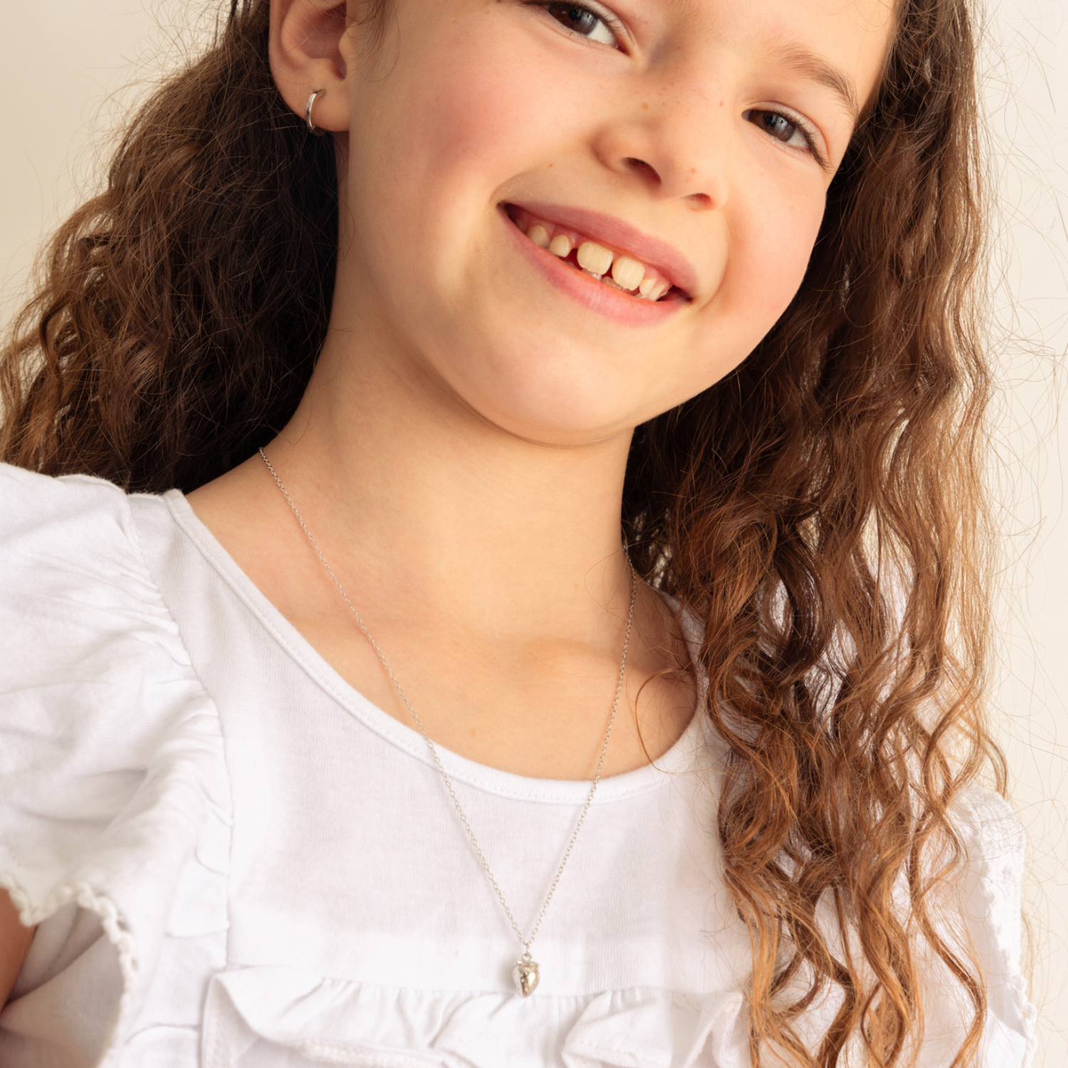 COLLAR DE NIÑA FRUTILLA PLATA