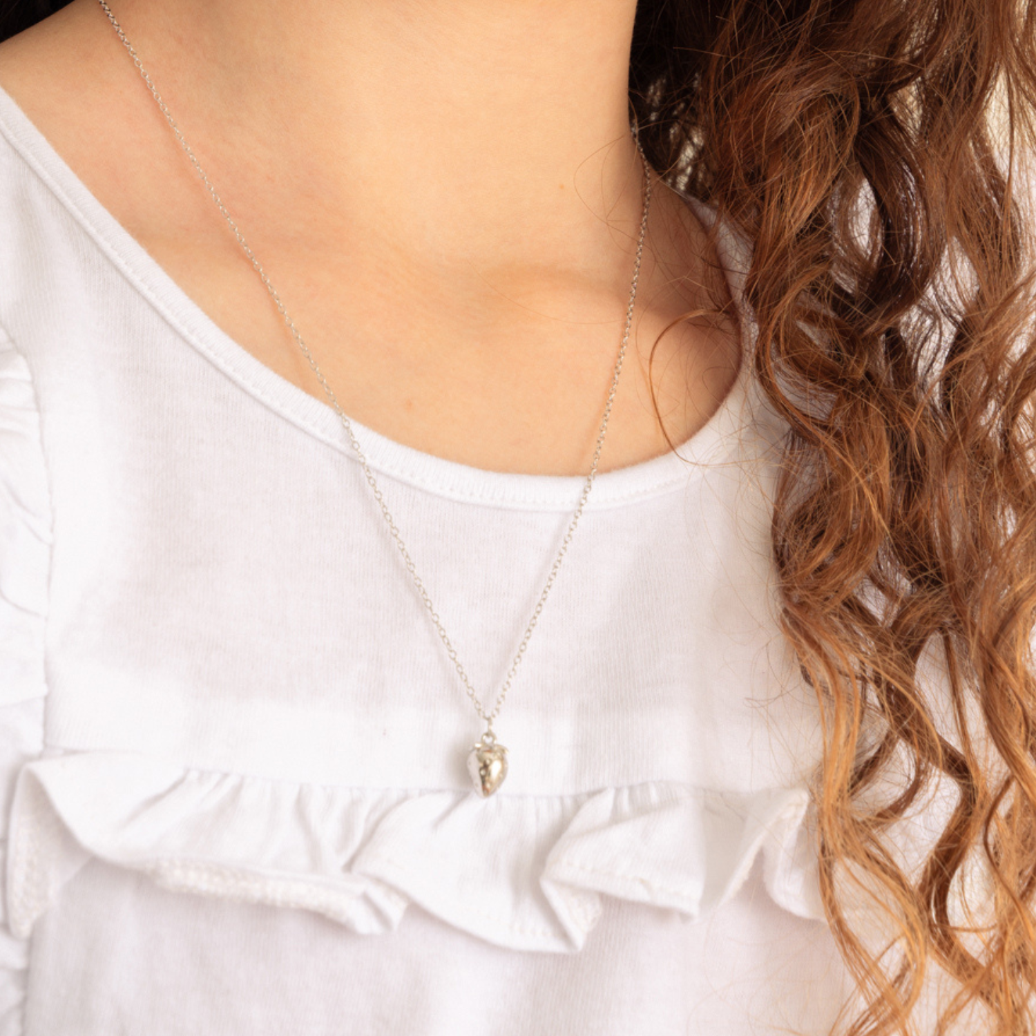 COLLAR DE NIÑA FRUTILLA PLATA