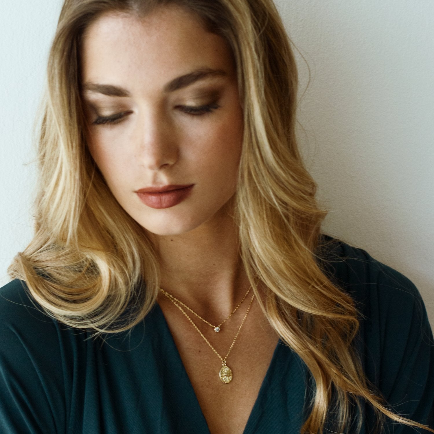 COLLAR PUNTO DE LUZ BAÑO DE ORO