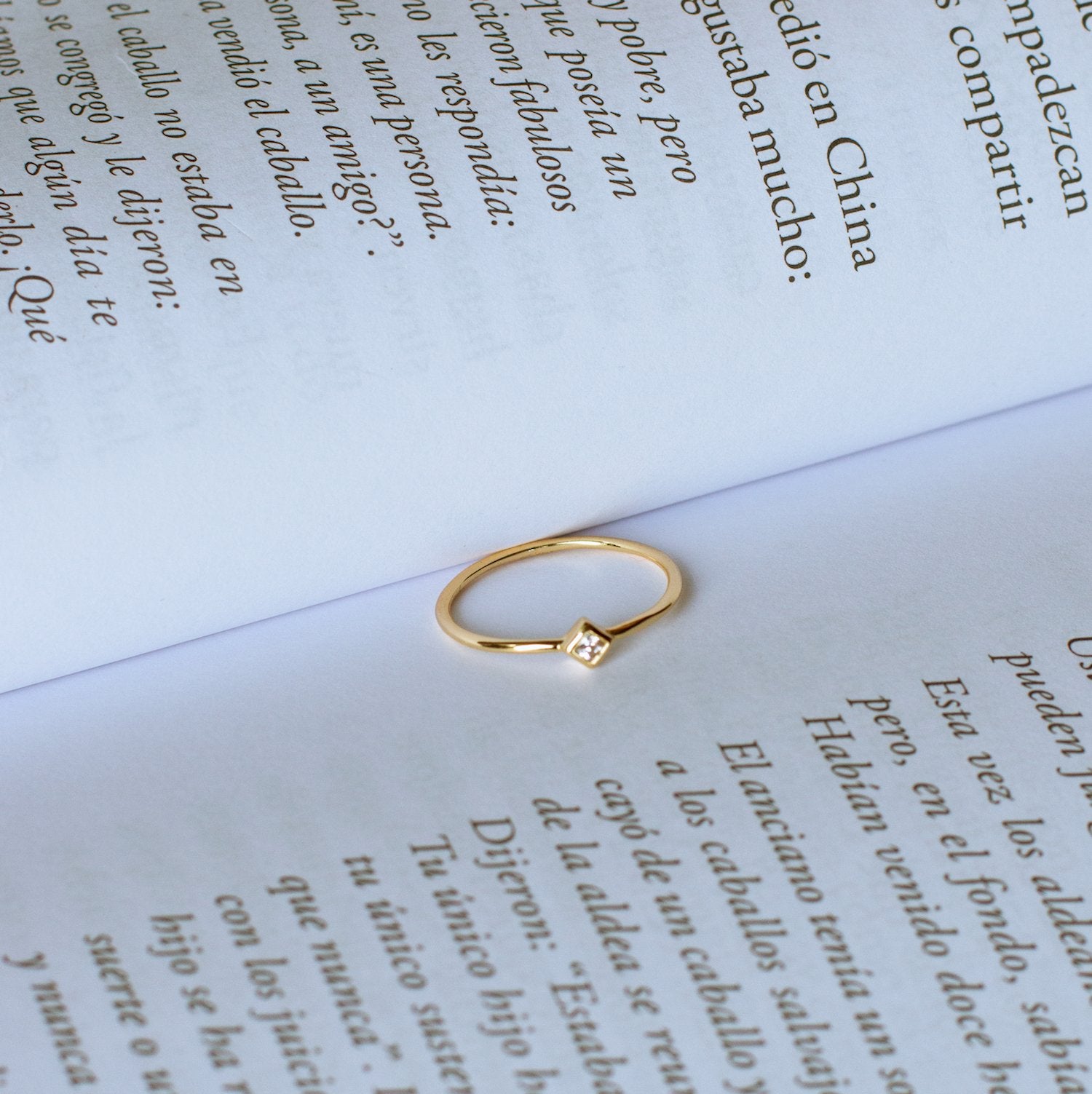 ANILLO ZIRCÓN BAÑO DE ORO